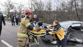 Bursa'da hafif ticari araç ile otomobil çarpıştı: 3 yaralı