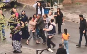 Adliye önünde tekmeli-yumruklu kavga