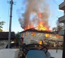 Zonguldak'ta 2 katlı ev alev alev yandı