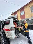 Yolu kapanan köyde ayağı kırılan kadın, paletli ambulansla hastaneye ulaştırıldı