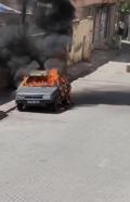Mardin'de park halindeki otomobil yandı