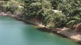 Kuraklık nedeniyle koyun otlatıp otomobille gezdikleri barajda, tekneyle açılıp balık tutmaya başladılar