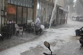 Manisa'da misket büyüklüğünde dolu yağdı, cadde ve sokaklar su altında kaldı