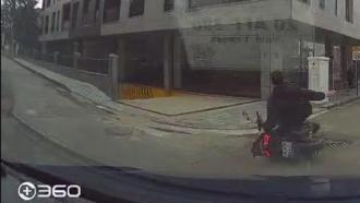 Amasya'da otomobille çarpışan motosikletli yaralandı; kaza kamerada