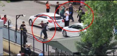 Adliye önünde sopalı, tekmeli ve yumruklu kavga kamerada
