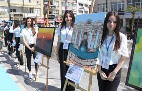 Liselilerden resim sergisi