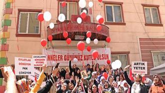 Diyarbakır'da çocukları dağa kaçırılan aileler, Anneler Günü’nde de nöbette