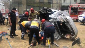 Otomobilin 20 metreden düştüğü kaza kamerada; 2 yaralı