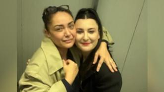 Sahnede döktürüyor! Sibel Taşçıoğlu'dan Yasemin Sakallıoğlu'na kuliste ziyaret: Övmelere doyamadı