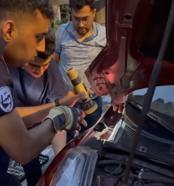 Otomobile sıkışan kediyi itfaiye ekibi kurtardı