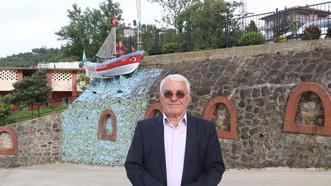 Rize'de akıllara zarar görüntü: 'Gözümün önünde dursun' dediği kayığı binanın girişine astı