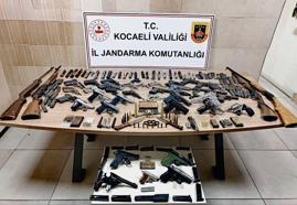 Ev ve iş yerinden ruhsatsız 14 tabanca ve 4 av tüfeği çıktı