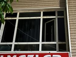 İş merkezinin 2'nci katında kilitli kalan alkollü kişi, pencereden inmek isterken düştü