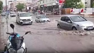 İstanbul'u dolu vurdu! Bir anda bastırdı, yollar göle döndü, AKOM'dan bir uyarı daha