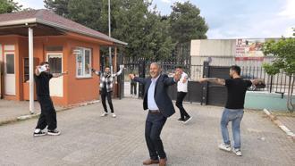 Seçimi kazanan muhtar, yakınlarıyla çiftetelli oynadı