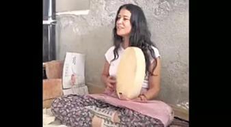 Elif Boyner, def çalıp ilahi söyledi