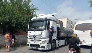 Engelli gencin babasından habersiz kullandığı TIR, elektrik direğine ve araçlara çarptı