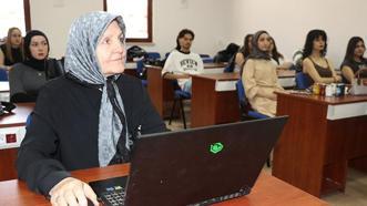 Selma teyze, 71 yaşında grafik ve tasarım bölümünden mezun oldu!