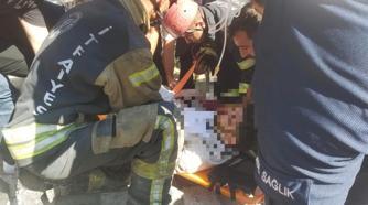 Aydınlatma direğine çarpan otomobil asılı kaldı