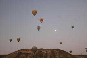 Sıcak hava balonları, Türk bayrağı ve şehit Ömer Halisdemir posteri ile havalandı