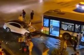 Bursa’da otomobil ile halk otobüsü çarpıştı: 7 Yaralı