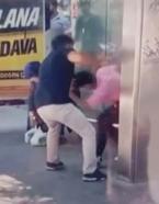 Komşusunun kızını otobüs durağında tornavida ile yaraladı; o anlar kamerada