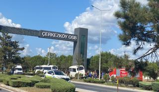 Tekirdağ'da servis midibüsü, OSB’nin tabela direğine çarptı; 19 yaralı