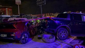 Bursa'da, hafif ticari araçla çarpışan otomobildeki 2 kardeş hayatını kaybetti