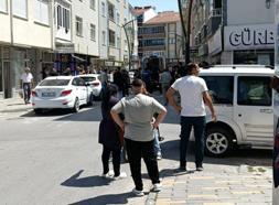 2 kardeş, kaldırımda yürüyen 2 kişiyi bıçakladı
