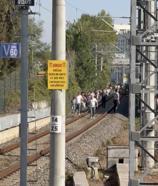 İstanbul- Marmaray hattına ağaç devrildi, yolcular demir yolunda yürüdü