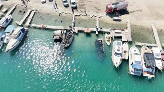 Urla'da alevlere teslim olan 5 tekneden 2'si battı / Ek fotoğraflar