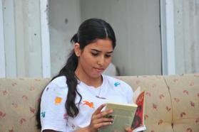 Mevsimlik işçilerin çocukları arkadaşlarından geri kalmamak için çadırda ders çalışıyor