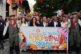Muğla'da Uluslararası 32. Muğla Kültür ve Sanat Şenliği kortej yürüyüşü ile başladı