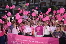 Meme kanserine farkındalık için pembe balonlarla yürüdüler
