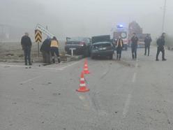 Kavşakta otomobiller çarpıştı: 1’i bebek, 4 yaralı