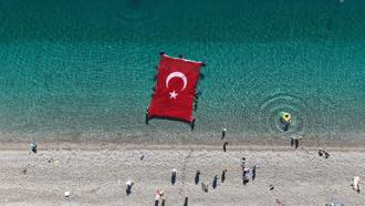 Bayramı su altında bayrak açarak kutladılar