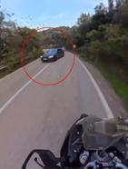 Otomobil sürücüsü virajda drift attı, motosikletli kazayı kıl payı atlattı