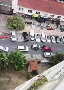 İstanbul - Beylikdüzü'nde kadın sürücülerin yol kavgası kamerada