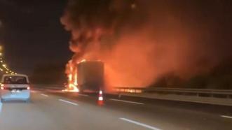 Adana-Mersin Otoyolu Sarıçam mevkiinde tır alev alev yandı