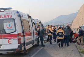 Gaziantep'te kamyonet, hafif ticari araca çarptı: 4 yaralı