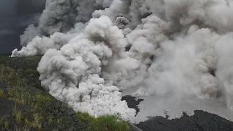 Semeru Yanardağı'nda patlama: Mahsur kalan 178 dağcı kurtarıldı