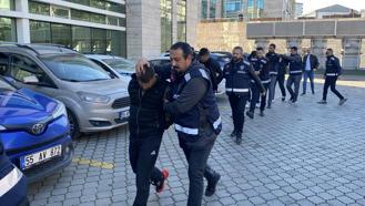 Motosikletlerle gelip husumetli oldukları 2 kişiyi vuran 7 şüpheli adliyede