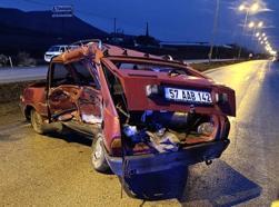 Sinop'ta servis minibüsüyle otomobilin çarpıştığı kazada 1 kişi öldü, 10 kişi yaralandı