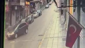 Otomobil ile çarpışan motosikletin sürücüsü yaralandı; kaza anı kamerada