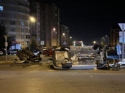 Kayseri’de iki otomobil çarpıştıktan sonra takla attı: 2 yaralı