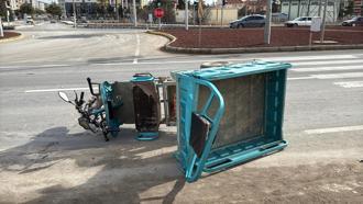 TIR ile üç tekerlekli motosiklet çarpıştı: 1 ölü, 3 yaralı