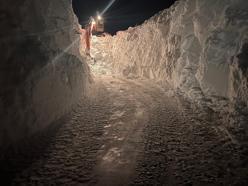 Çığ sonrası iş makinelerinin boyunu aşan kar kütleleriyle mücadele