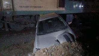 Trenle çarpışan otomobilde maddi hasar oluştu