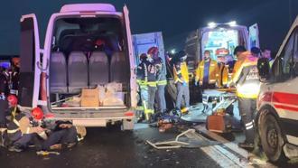 Servis minibüsü, sac yüklü kamyona çarptı: 7 yaralı