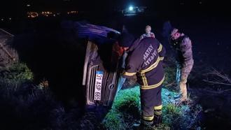 Devrilen otomobilin sürücüsü yaralandı